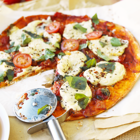 Vegan Pizza Margherita - homemade vegan mozzarella, tomato sauce and basil. #delicious #simple #vegan #pizza #veganrecipes