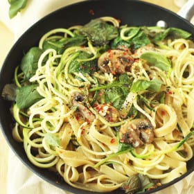 Zucchini Aglio E Olio with Mushrooms: A simple, healthy, and sublimely tasty lunch / dinner dish made with mushrooms, zucchini, basil, garlic, chilli flakes, orange infused olive oil, and fettuccine pasta. #vegan #aglioeolio #pasta #healthy #mushroom #zucchini