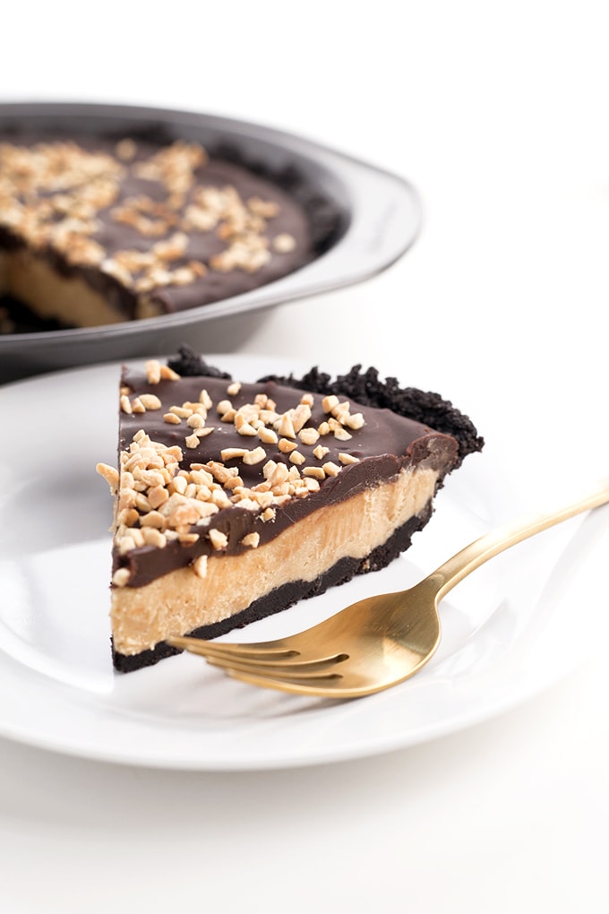 Vegan Oreo Peanut Butter Pie - sinful oreo crust, peanut butter mousse filling and chocolate ganache topping. #vegan #peanutbutter #mousse #oreo #pie #dessert