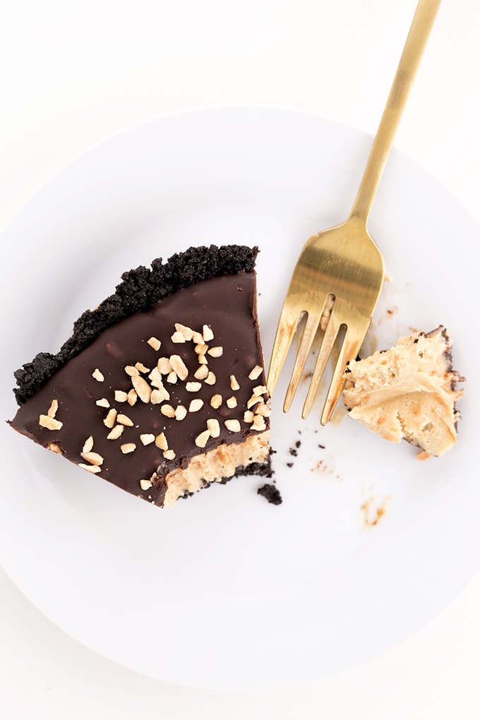 Vegan Oreo Peanut Butter Pie - sinful oreo crust, peanut butter mousse filling and chocolate ganache topping. #vegan #peanutbutter #mousse #oreo #pie #dessert