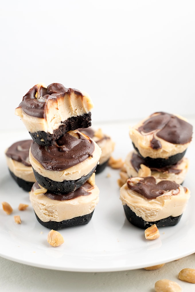 Mini Vegan Peanut Butter Cheesecakes With Chocolate Ganache - Chocolate Sandwich Cookie Base, Peanut Butter Cheesecake Filling and Chocolate Ganache Topping. #vegan #simple #dessert #foodporn #healthy #chocolate #peanutbutter