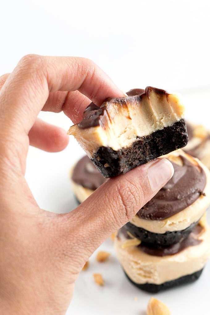 Mini Vegan Peanut Butter Cheesecakes With Chocolate Ganache - Chocolate Sandwich Cookie Base, Peanut Butter Cheesecake Filling and Chocolate Ganache Topping. #vegan #simple #dessert #foodporn #healthy #chocolate #peanutbutter