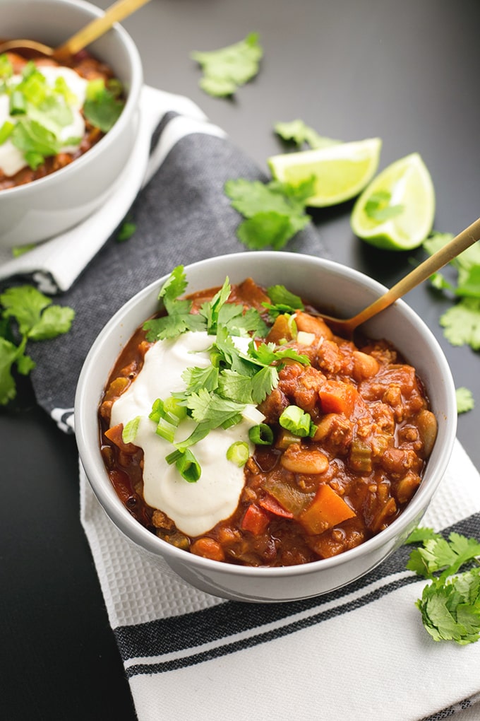 Vegan Chili Con Carne - a delicious, hearty and healthy one pot Chili Con Carne with Cashew Sour Cream. #vegan #vegetarian #chili #healthy #reciped