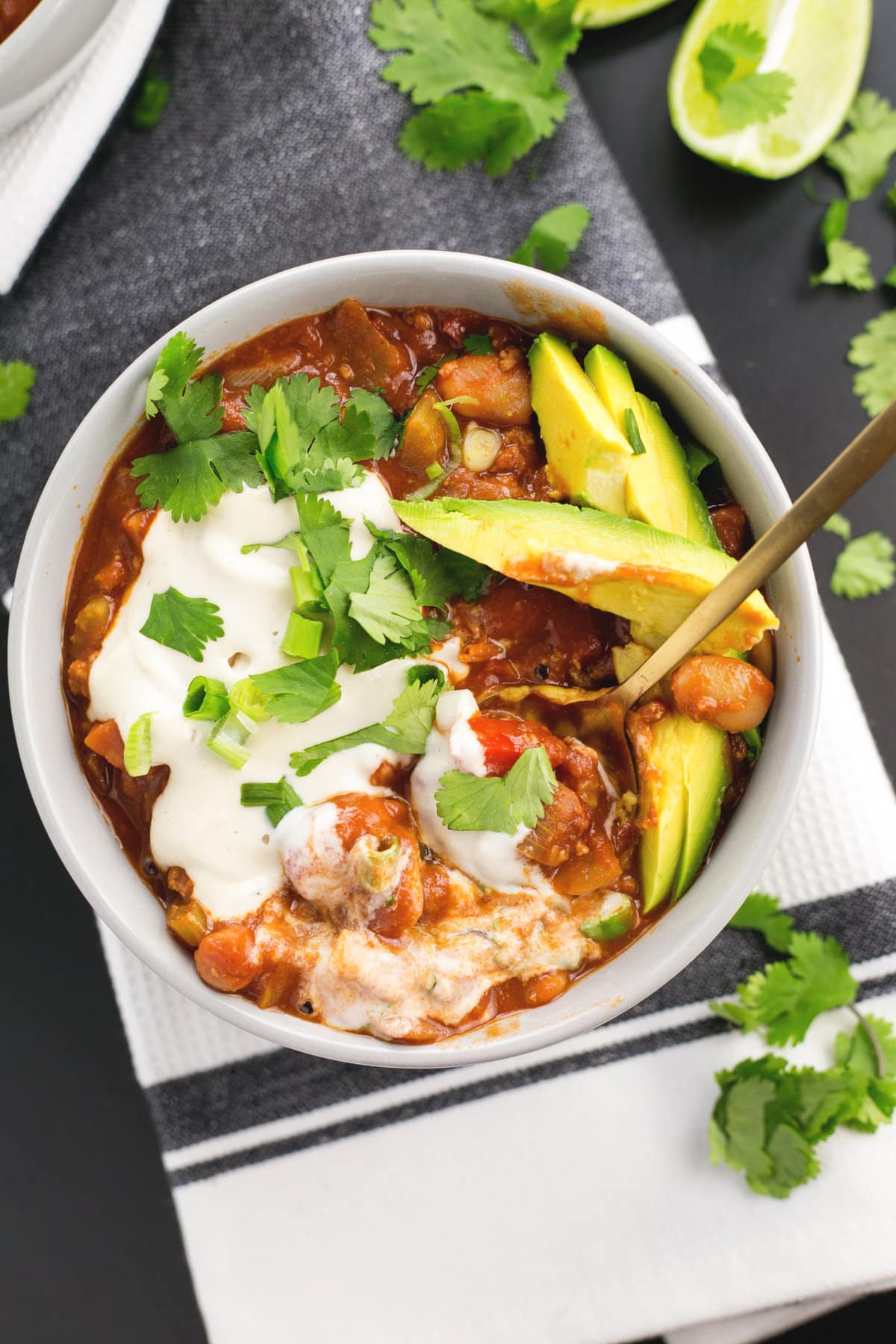 Vegan Chili Con Carne - a delicious, hearty and healthy one pot Chili Con Carne with Cashew Sour Cream. #vegan #vegetarian #chili #healthy #reciped