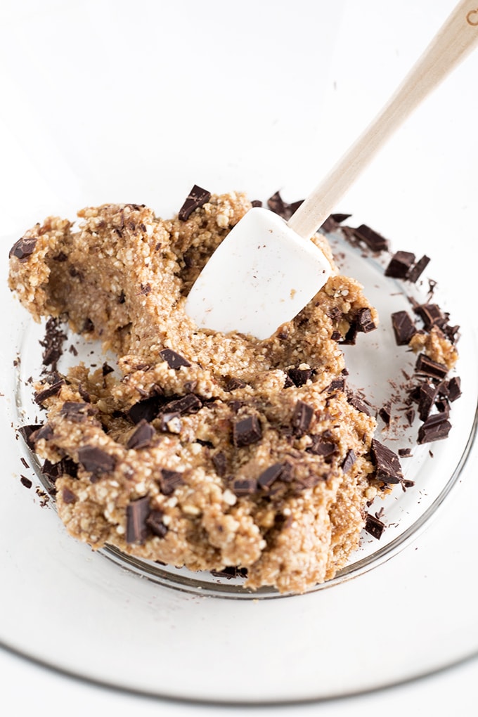 Delicious Vegan Chocolate Chip Cookie Dough Protein Bites - made in under 15 minutes with Dates, Cashews and Dark Chocolate. The perfect healthy snack! #VEGAN #ChocolateChipCookie #CookieDough #Healthy #Raw #recipes #simple