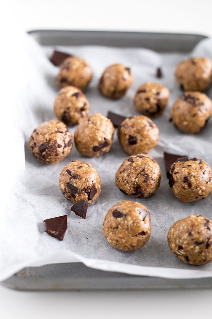 Delicious Vegan Chocolate Chip Cookie Dough Protein Bites - made in under 15 minutes with Dates, Cashews and Dark Chocolate. The perfect healthy snack! #VEGAN #ChocolateChipCookie #CookieDough #Healthy #Raw #recipes #simple