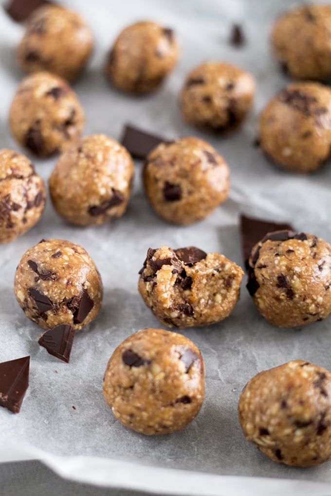 Delicious Vegan Chocolate Chip Cookie Dough Protein Bites - made in under 15 minutes with Dates, Cashews and Dark Chocolate. The perfect healthy snack! #VEGAN #ChocolateChipCookie #CookieDough #Healthy #Raw #recipes #simple
