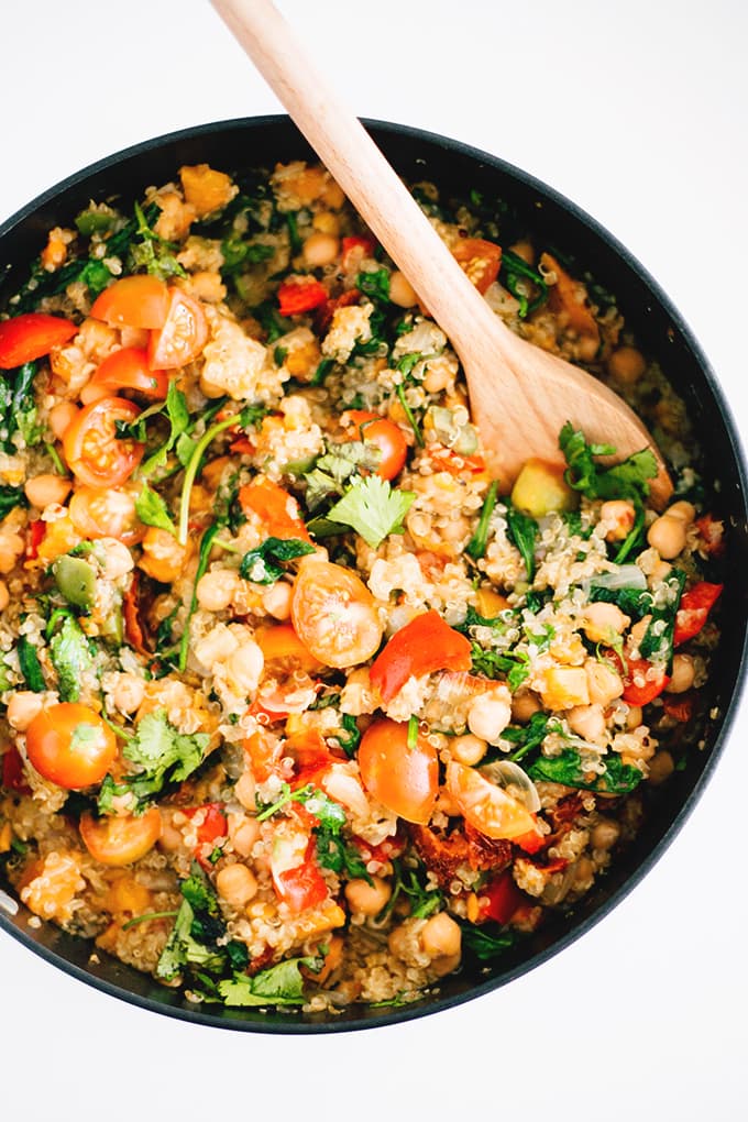 Easiest One Pot Vegan Quinoa - Ready in under 30 minutes, healthy, hearty and full of flavor. #healthy #vegetarian #quinoa #vegan #onepot #hearty #simple #quick #recipes