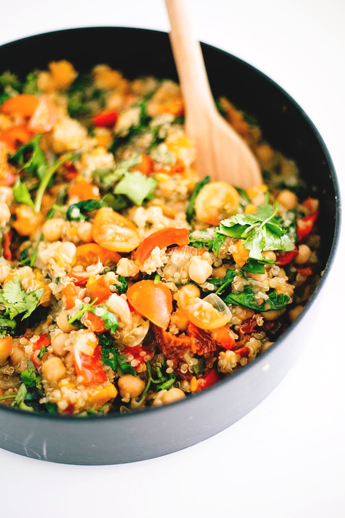 Easiest One Pot Vegan Quinoa - Ready in under 30 minutes, healthy, hearty and full of flavor. #healthy #vegetarian #quinoa #vegan #onepot #hearty #simple #quick #recipes