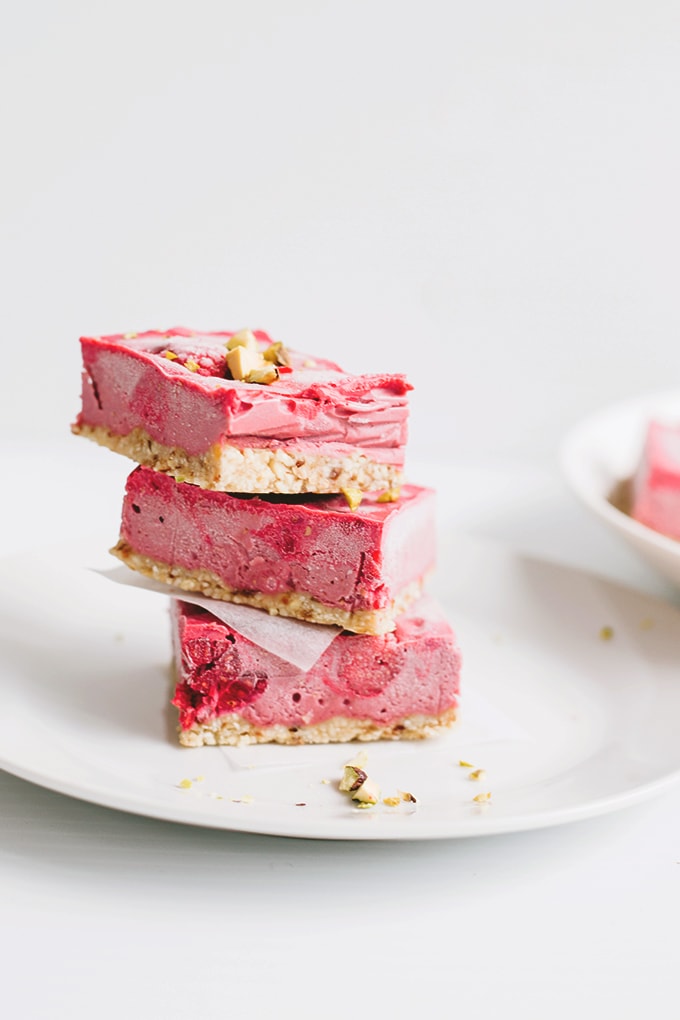 Vegan Raspberry Cheesecake Bars - A healthy, fruity and delicious Raw Vegan Raspberry Cheesecake Bar, perfect for Valentine's Day! #vegan #raw #rawvegan #cheesecake #simple #raspberries #healthy #delicious #simple