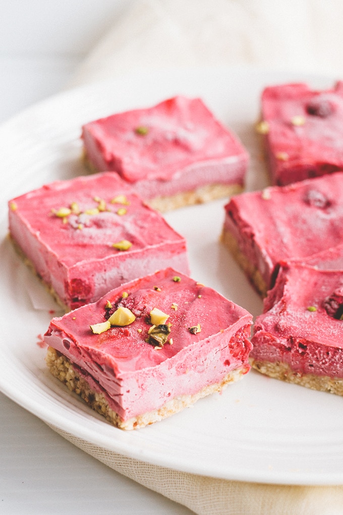 Vegan Raspberry Cheesecake Bars - A healthy, fruity and delicious Raw Vegan Raspberry Cheesecake Bar, perfect for Valentine's Day! #vegan #raw #rawvegan #cheesecake #simple #raspberries #healthy #delicious #simple