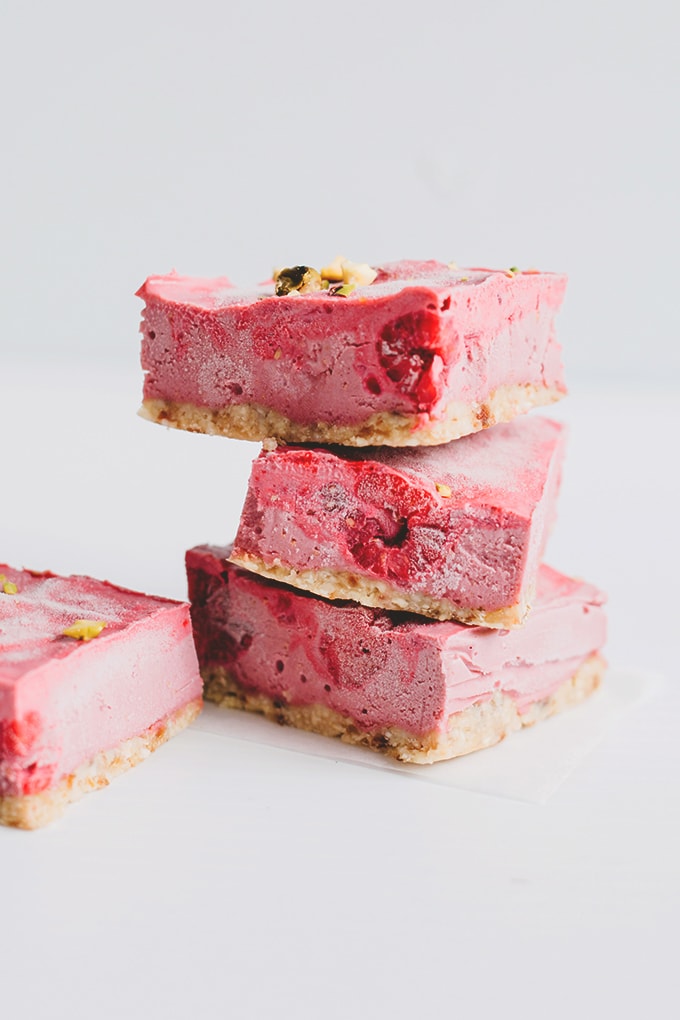 Vegan Raspberry Cheesecake Bars - A healthy, fruity and delicious Raw Vegan Raspberry Cheesecake Bar, perfect for Valentine's Day! #vegan #raw #rawvegan #cheesecake #simple #raspberries #healthy #delicious #simple