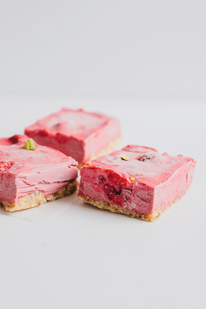 Vegan Raspberry Cheesecake Bars - A healthy, fruity and delicious Raw Vegan Raspberry Cheesecake Bar, perfect for Valentine's Day! #vegan #raw #rawvegan #cheesecake #simple #raspberries #healthy #delicious #simple