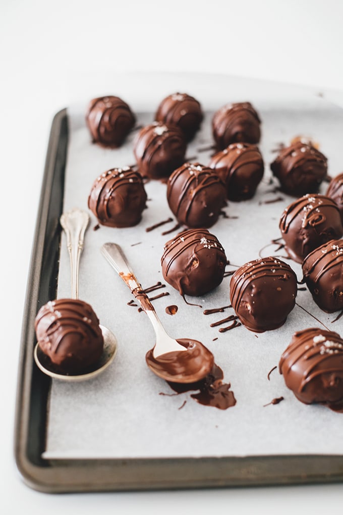 Delicious Vegan Bounty Bar Bites made with 100% All Natural Ingredients and Covered In Vegan Dark Chocolate. Dairy Free/ Gluten Free/ Refined Sugar Free. #vegan #bounty #cadbury #healthy #chocolate #truffles #simple #dairyfree