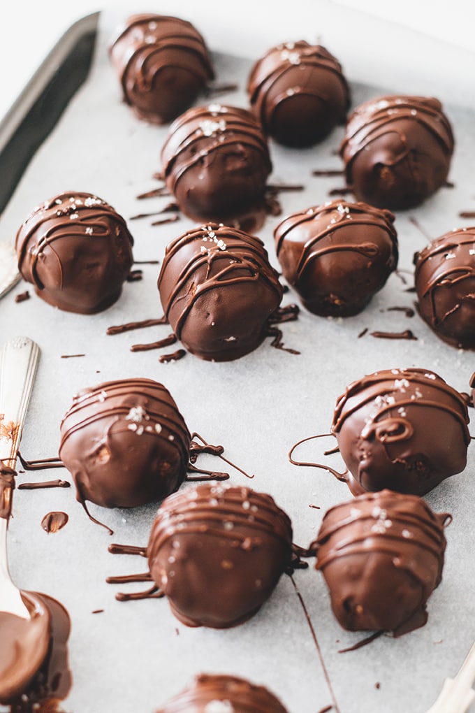 Delicious Vegan Bounty Bar Bites made with 100% All Natural Ingredients and Covered In Vegan Dark Chocolate. Dairy Free/ Gluten Free/ Refined Sugar Free. #vegan #bounty #cadbury #healthy #chocolate #truffles #simple #dairyfree