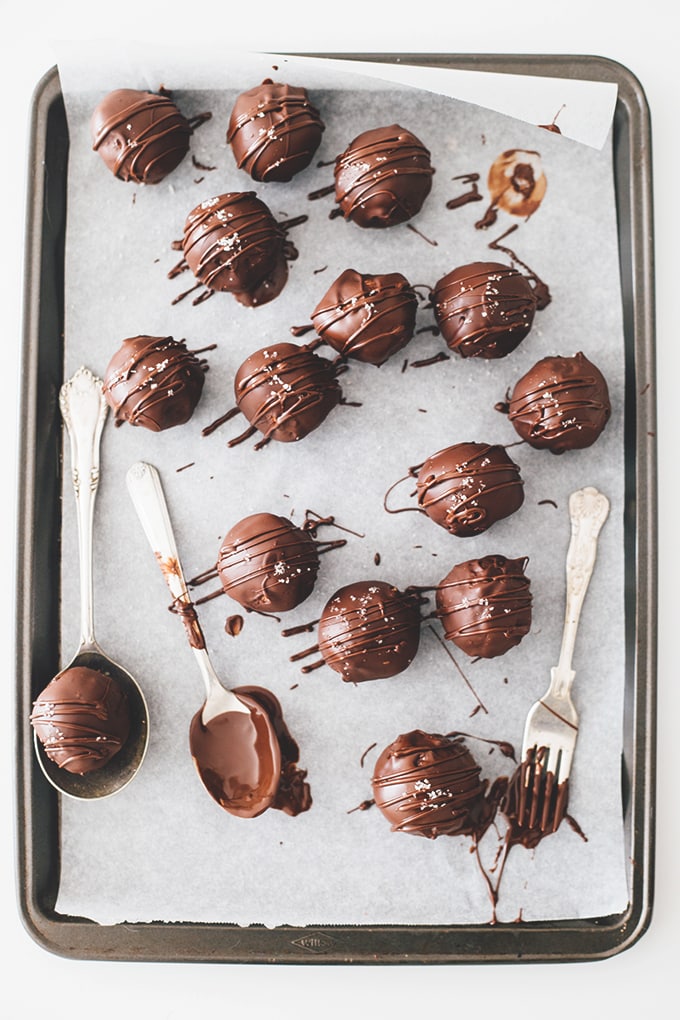 Delicious Vegan Bounty Bar Bites made with 100% All Natural Ingredients and Covered In Vegan Dark Chocolate. Dairy Free/ Gluten Free/ Refined Sugar Free. #vegan #bounty #cadbury #healthy #chocolate #truffles #simple #dairyfree