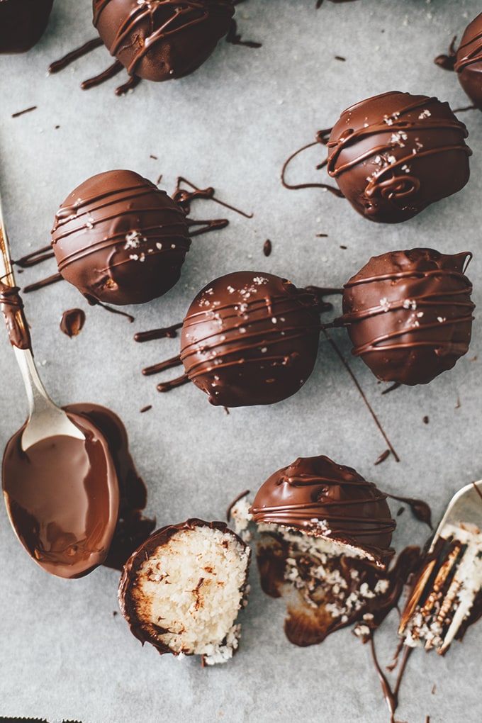 Delicious Vegan Bounty Bar Bites made with 100% All Natural Ingredients and Covered In Vegan Dark Chocolate. Dairy Free/ Gluten Free/ Refined Sugar Free. #vegan #bounty #cadbury #healthy #chocolate #truffles #simple #dairyfree