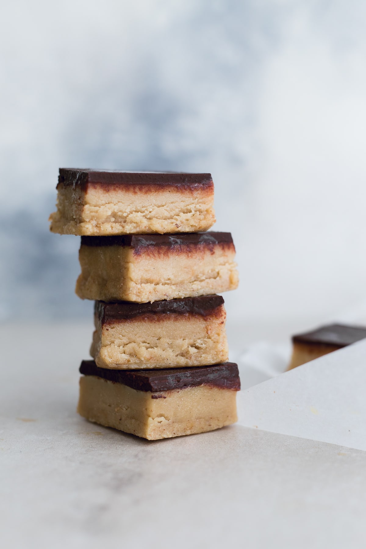 A delicious Raw Vegan Tahini Caramel Slice topped with Chocolate - easy to make, full of wholesome ingredients and completely DATE FREE. #simple #raw #vegan #chocolate #caramel #tahini #caramelslice #datefree #healthy #rawfood #desserts #plantbased