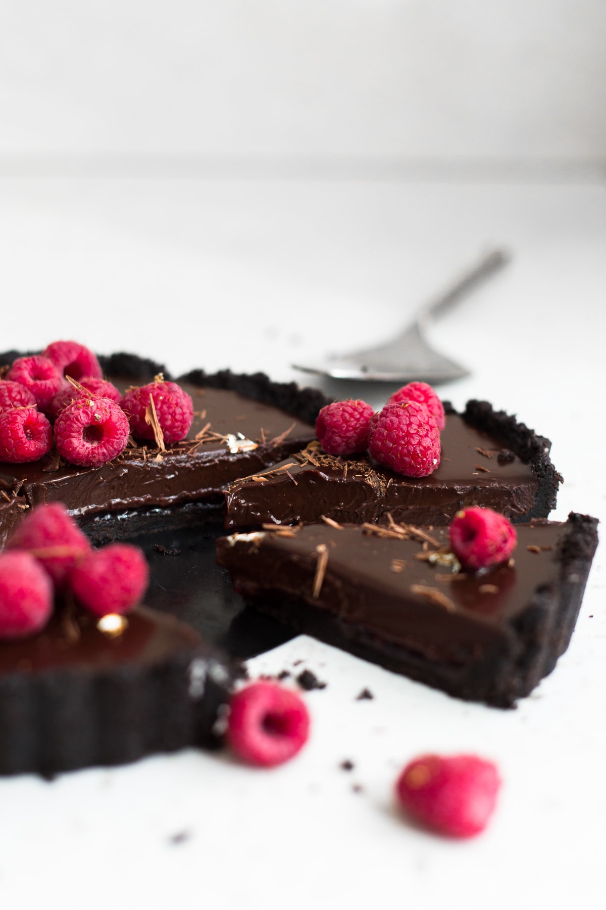 Wow your friends with this simple, delicious and quick Vegan Chocolate Ganache Tart recipe. Made in under 30 minutes and with only 6 ingredients! #chocolate #ganache #tart #simple #oreo #nobake #raspberry #nocook #chocolatetart #vegan #plantbased