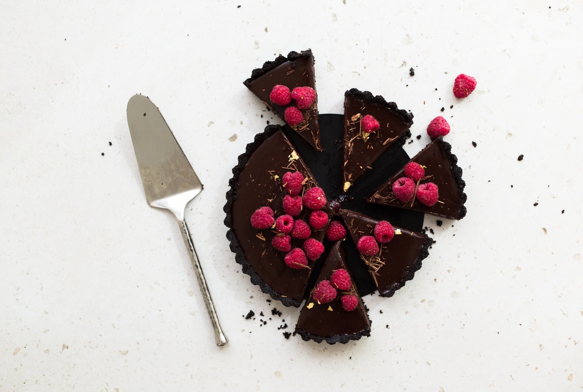 Wow your friends with this simple, delicious and quick Vegan Chocolate Ganache Tart recipe. Made in under 30 minutes and with only 6 ingredients! #chocolate #ganache #tart #simple #oreo #nobake #raspberry #nocook #chocolatetart #vegan #plantbased