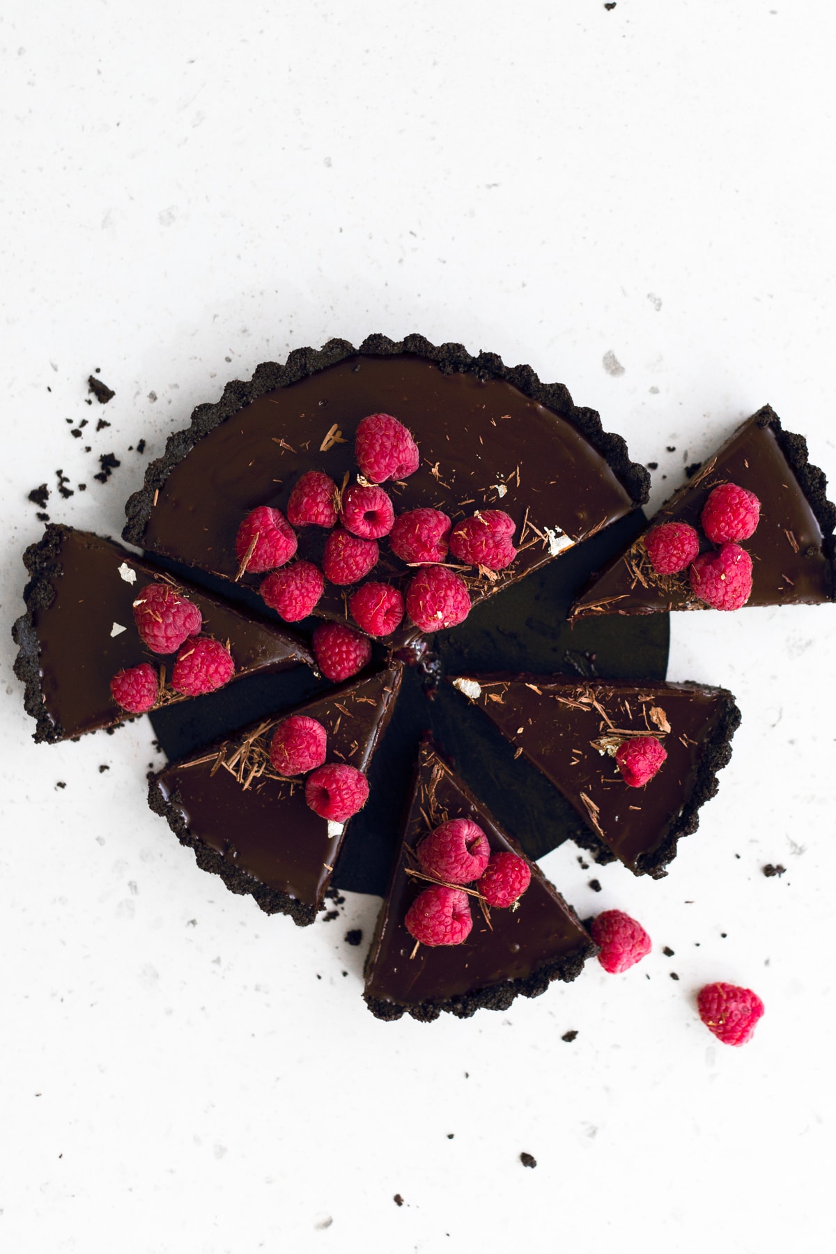 Wow your friends with this simple, delicious and quick Vegan Chocolate Ganache Tart recipe. Made in under 30 minutes and with only 6 ingredients! #chocolate #ganache #tart #simple #oreo #nobake #raspberry #nocook #chocolatetart #vegan #plantbased