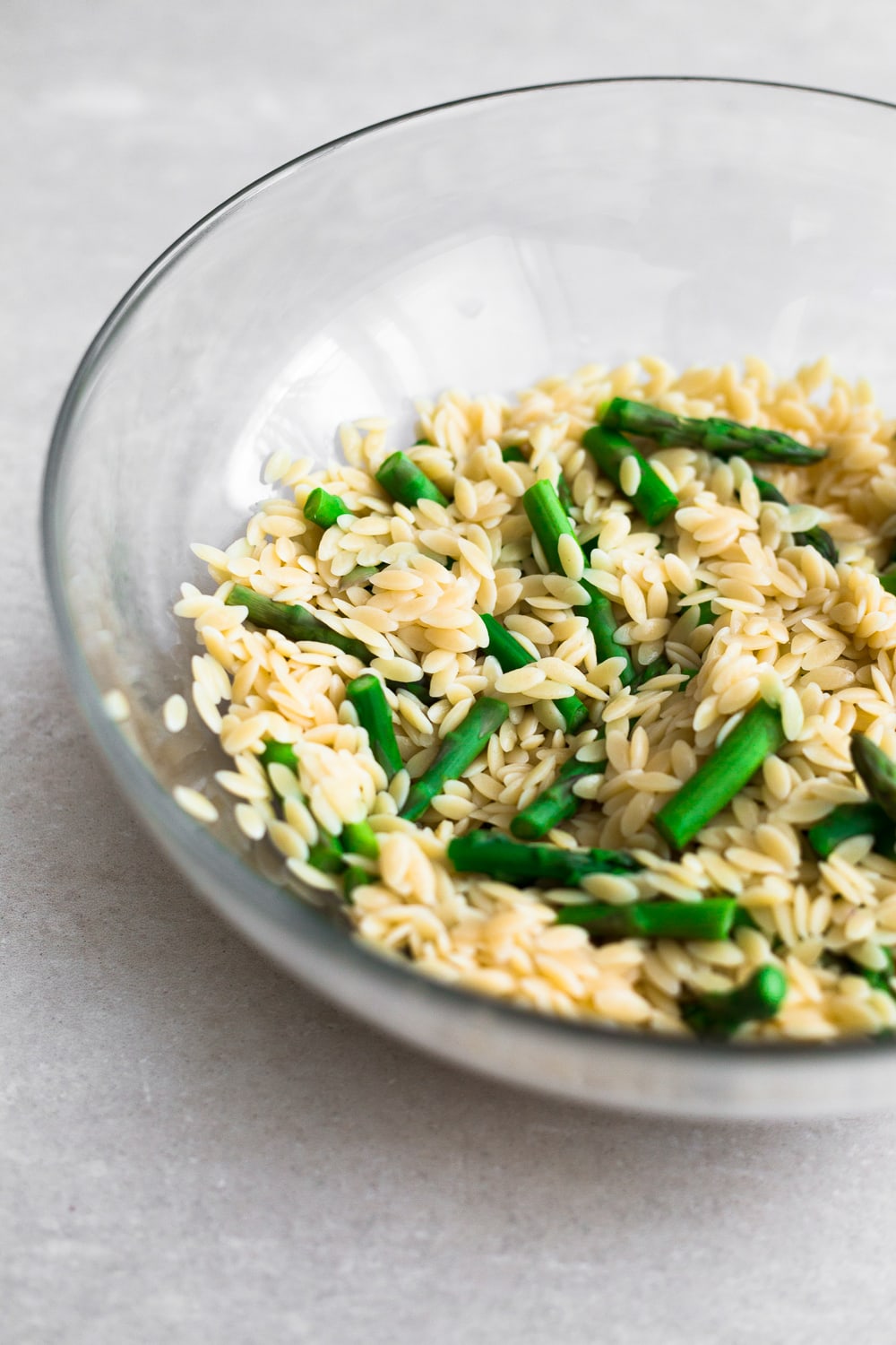 A delicious, fresh and bright Vegan Lemon Orzo Salad with Chickpeas. Ready in under 30 minutes and bursting with fresh Veggies and Herbs. #vegan #orzo #herbs #salad #healthy #simple #chickpeas #lemon #dressing #fast 