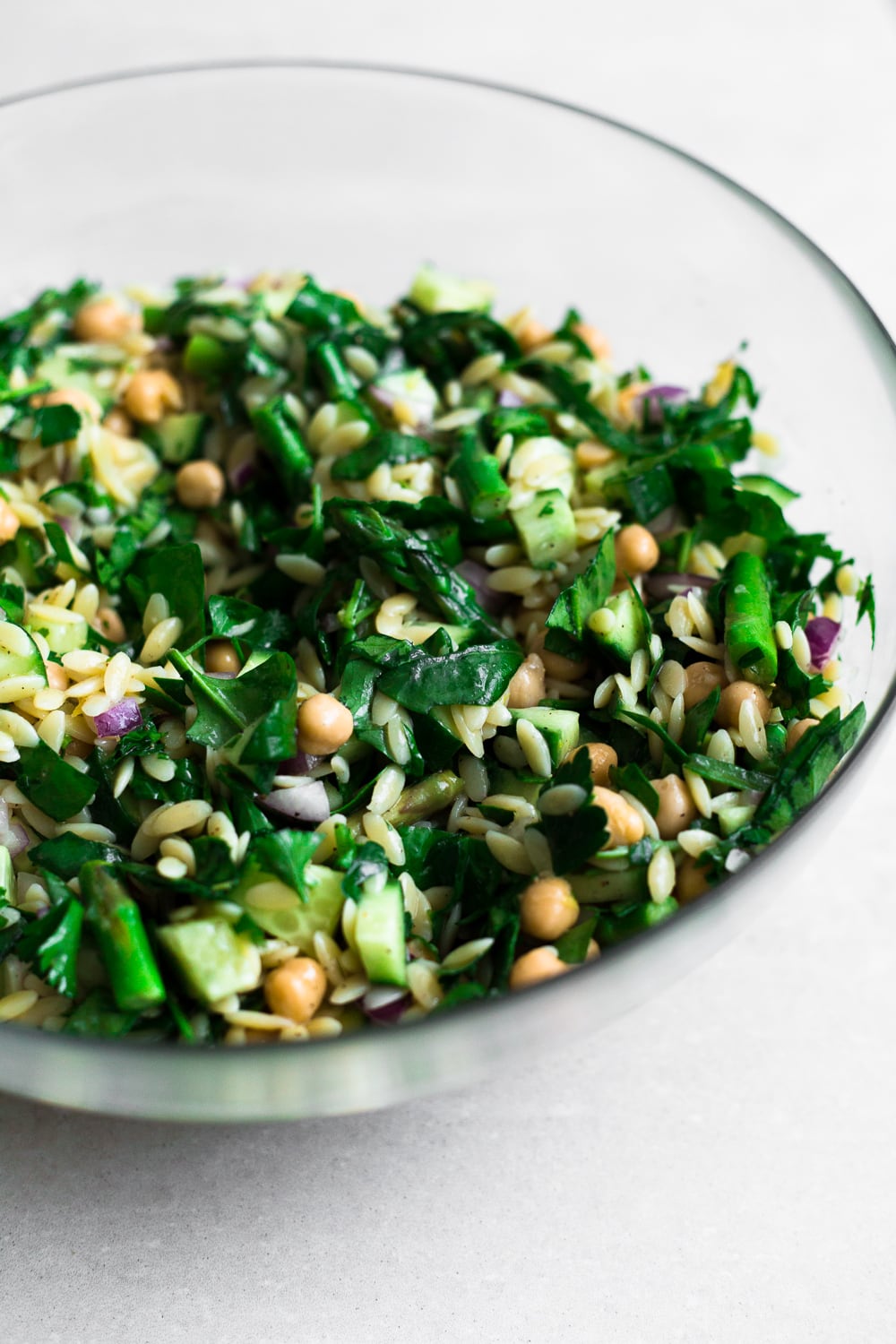 A delicious, fresh and bright Vegan Lemon Orzo Salad with Chickpeas. Ready in under 30 minutes and bursting with fresh Veggies and Herbs. #vegan #orzo #herbs #salad #healthy #simple #chickpeas #lemon #dressing #fast 