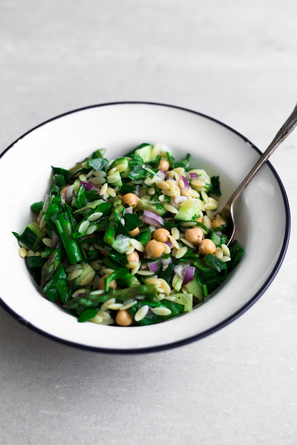 A delicious, fresh and bright Vegan Lemon Orzo Salad with Chickpeas. Ready in under 30 minutes and bursting with fresh Veggies and Herbs. #vegan #orzo #herbs #salad #healthy #simple #chickpeas #lemon #dressing #fast 