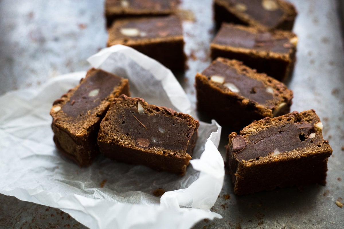 A delicious Chewy Vegan Blondie with hints of caramel and studded with Vegan Dark and Milk Chocolate Chunks. Ready in under 30 minutes. #vegan #brownies #blondies #chewy #dessert #baking #plantbased #simple #brownsugar