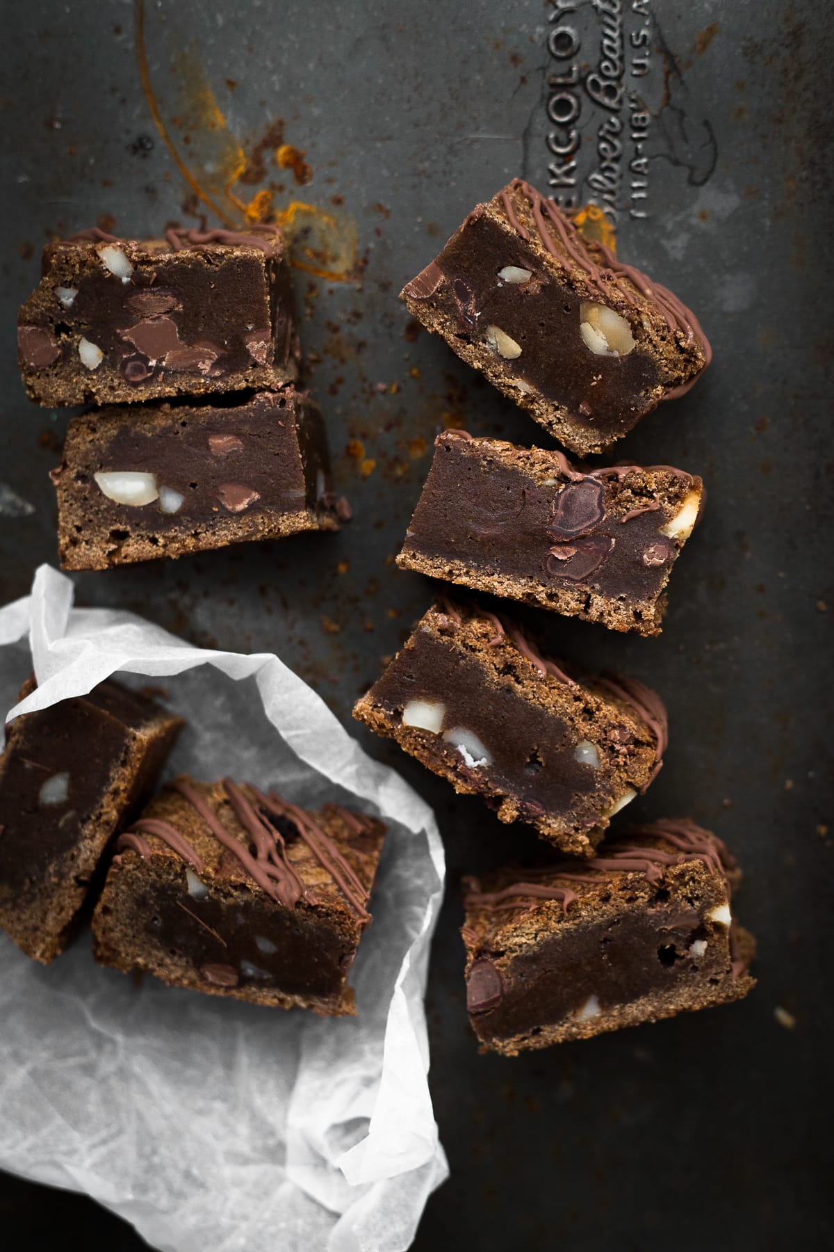 A delicious Chewy Vegan Blondie with hints of caramel and studded with Vegan Dark and Milk Chocolate Chunks. Ready in under 30 minutes. #vegan #brownies #blondies #chewy #dessert #baking #plantbased #simple #brownsugar