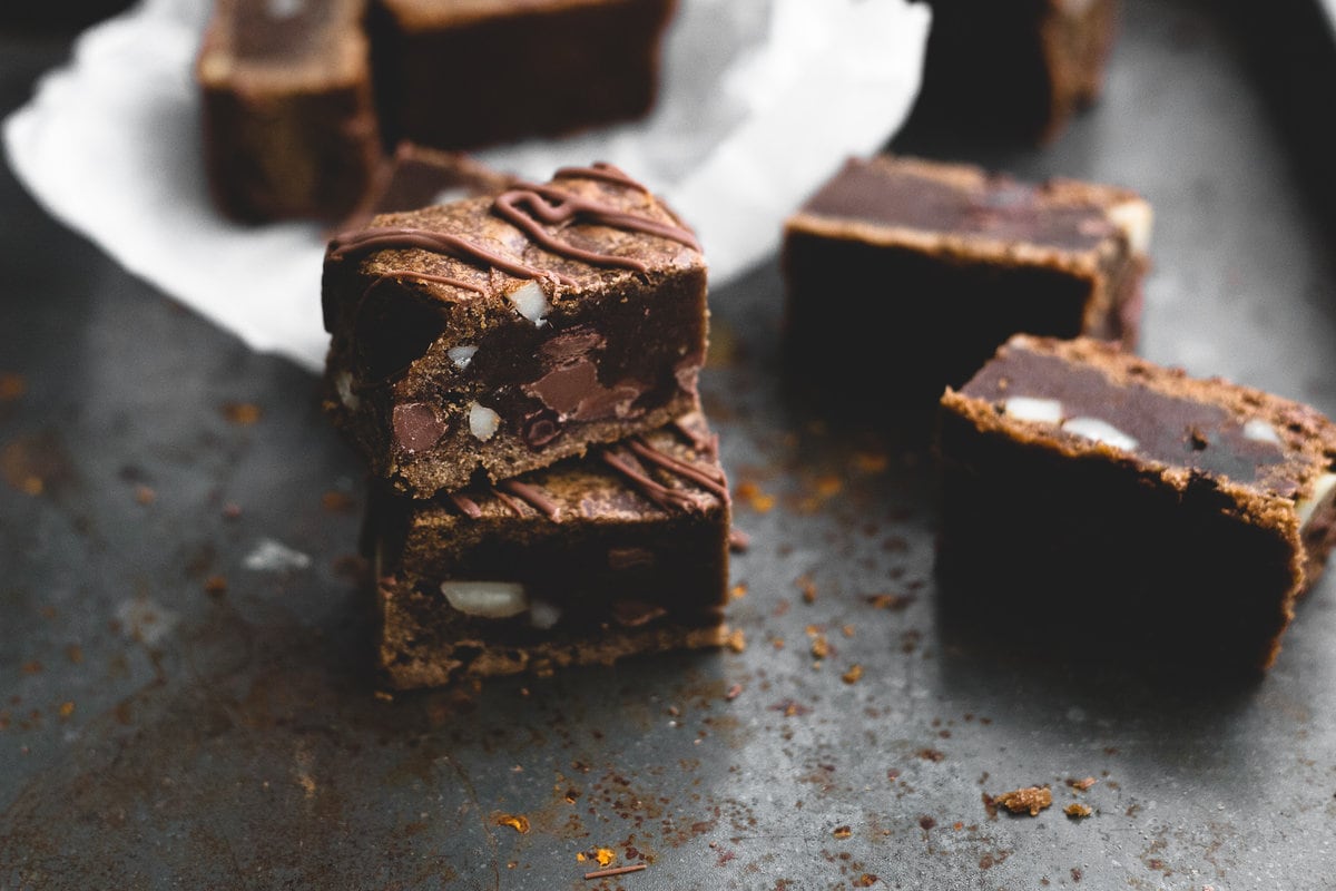 A delicious Chewy Vegan Blondie with hints of caramel and studded with Vegan Dark and Milk Chocolate Chunks. Ready in under 30 minutes. #vegan #brownies #blondies #chewy #dessert #baking #plantbased #simple #brownsugar