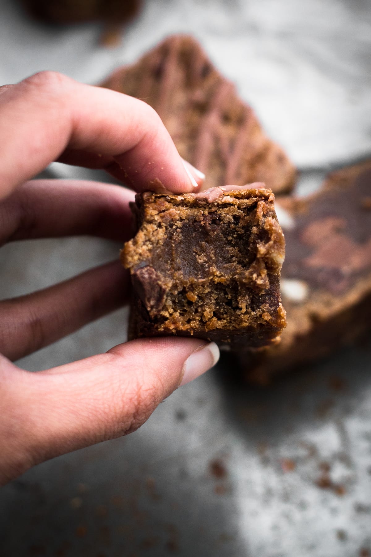 A delicious Chewy Vegan Blondie with hints of caramel and studded with Vegan Dark and Milk Chocolate Chunks. Ready in under 30 minutes. #vegan #brownies #blondies #chewy #dessert #baking #plantbased #simple #brownsugar