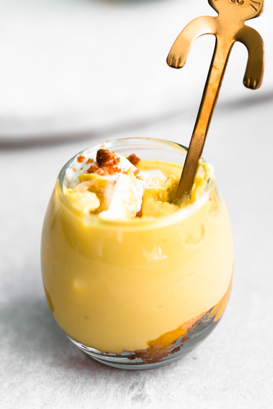 A delicious and fresh No-Bake Vegan Mango Cheesecake that tastes like summer in a cup. Refined Sugar Free, Dairy-Free and simple to make. #vegan #mango #cheesecake #dessert #dairyfree #mangocream #pudding #vegancheesecake #veganmangodesserts #dessert #crueltyfree #simple #vitamix 