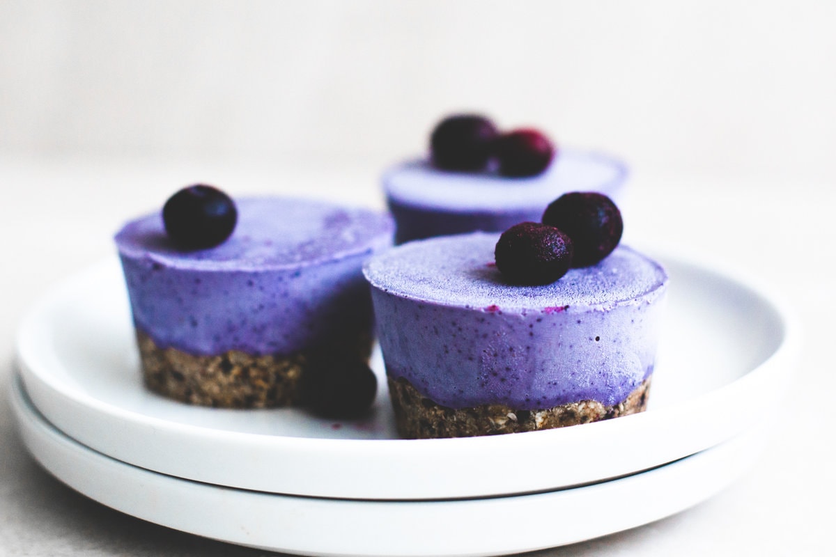 Delicious Raw Vegan Blueberry Cheesecake Bites with a fruity Oatmeal Crust. Refined Sugar Free and takes only 20 minutes to prepare. #vegan #cheesecake #raw #blueberrycheesecake #nobake #healthy #simple #icecream #cashews #veganrecipes #healthyvegan #natural #refinedsugarfree #healthydesserts #healthydessertrecipes