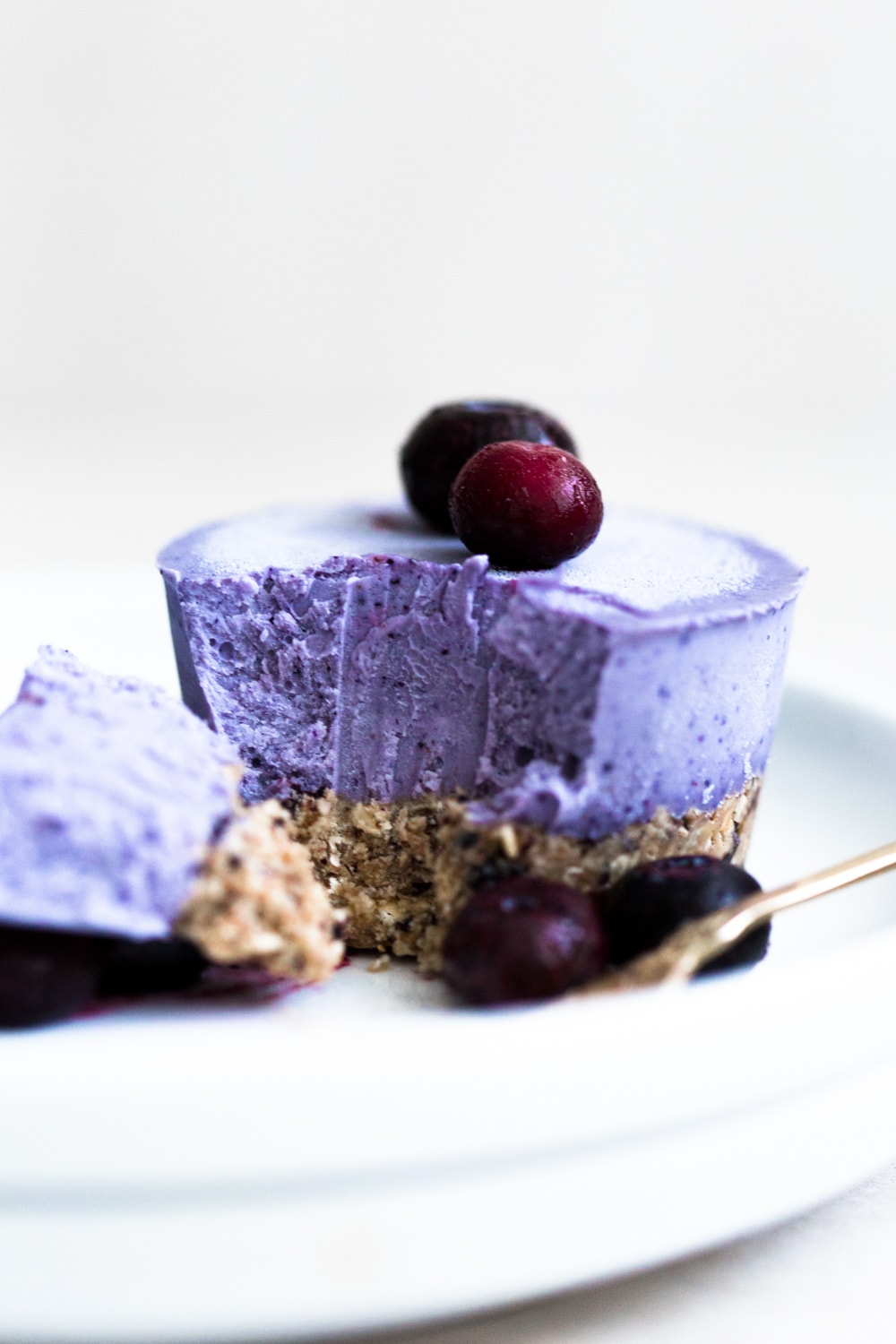 Delicious Raw Vegan Blueberry Cheesecake Bites with a fruity Oatmeal Crust. Refined Sugar Free and takes only 20 minutes to prepare. #vegan #cheesecake #raw #blueberrycheesecake #nobake #healthy #simple #icecream #cashews #veganrecipes #healthyvegan #natural #refinedsugarfree #healthydesserts #healthydessertrecipes