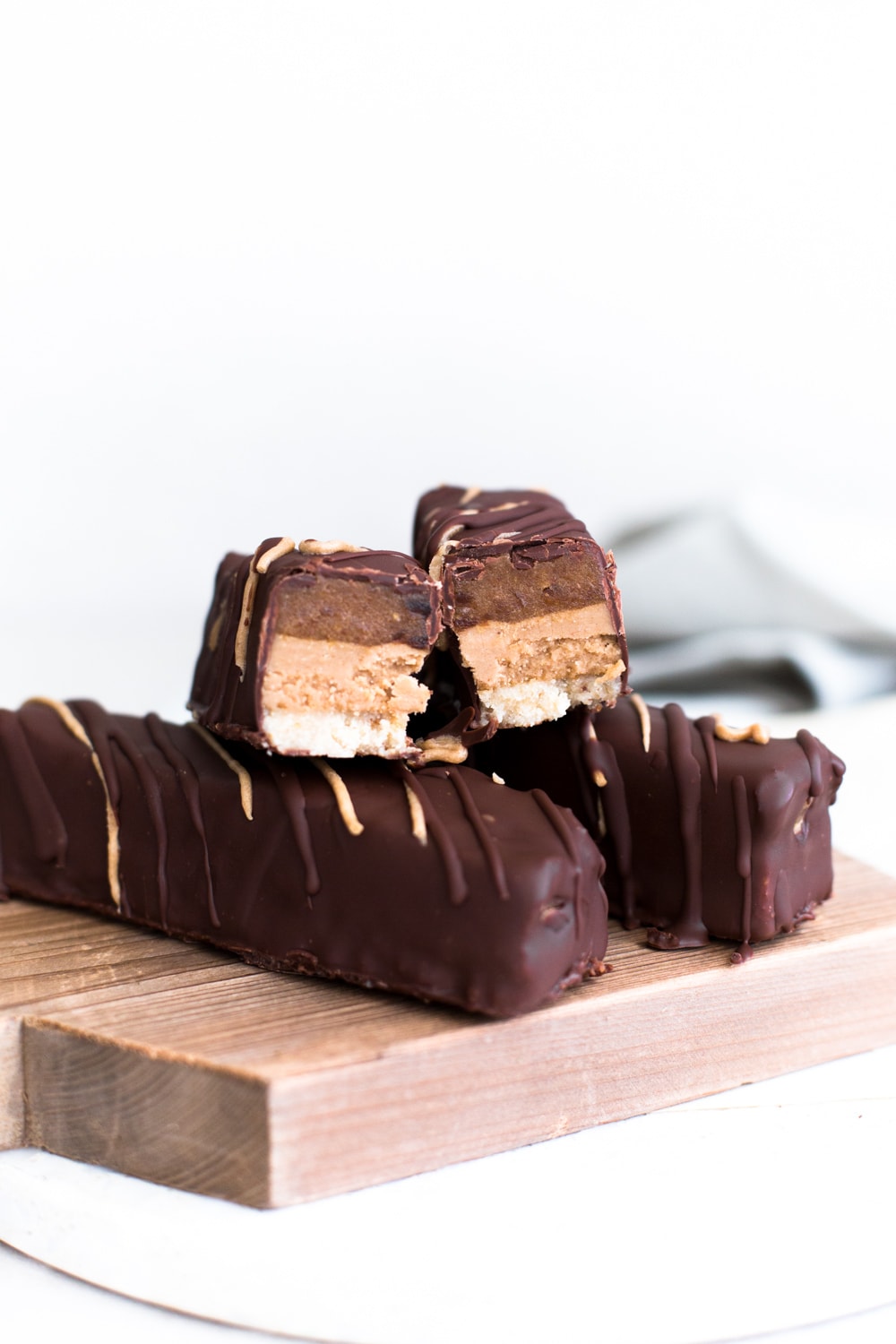 Delicious Vegan Twix Bar with date caramel and a generous layer of Biscoff Spread in the middle. Gluten Free and (almost) Refined Sugar Free. #vegan #biscoff #twix #raw #healthy #chocolate #caramel #twixbar #dairyfree #nobake #simple #chocolatebar #candybar #vegantwix 