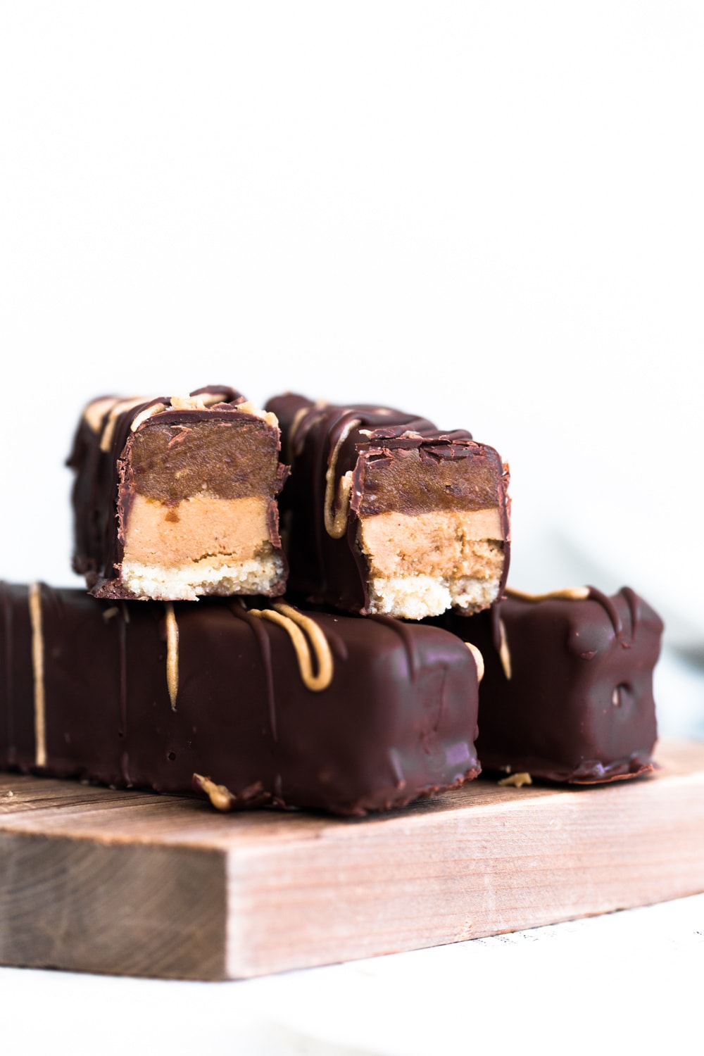 Delicious Vegan Twix Bar with date caramel and a generous layer of Biscoff Spread in the middle. Gluten Free and (almost) Refined Sugar Free. #vegan #biscoff #twix #raw #healthy #chocolate #caramel #twixbar #dairyfree #nobake #simple #chocolatebar #candybar #vegantwix 