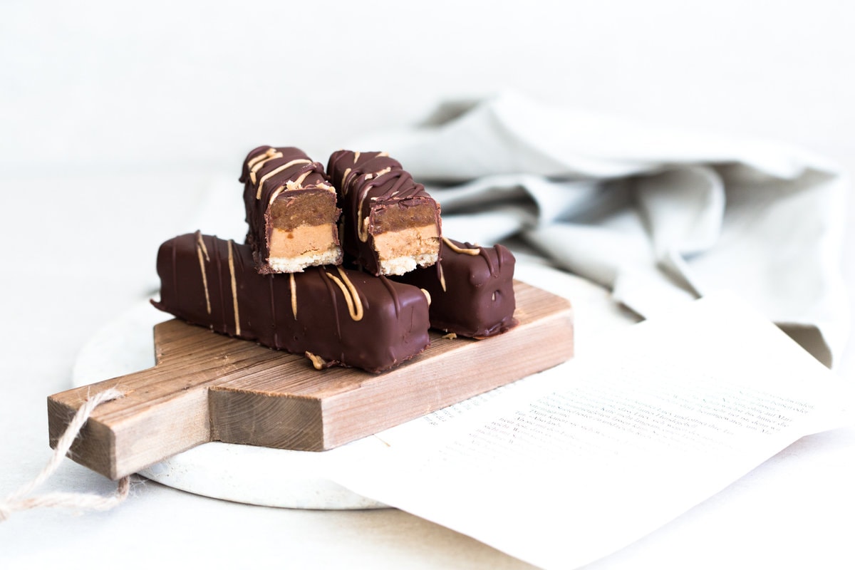 Delicious Vegan Twix Bar with date caramel and a generous layer of Biscoff Spread in the middle. Gluten Free and (almost) Refined Sugar Free. #vegan #biscoff #twix #raw #healthy #chocolate #caramel #twixbar #dairyfree #nobake #simple #chocolatebar #candybar #vegantwix 