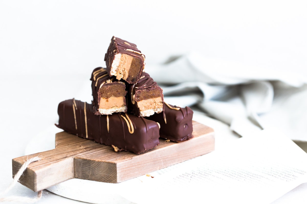 Delicious Vegan Twix Bar with date caramel and a generous layer of Biscoff Spread in the middle. Gluten Free and (almost) Refined Sugar Free. #vegan #biscoff #twix #raw #healthy #chocolate #caramel #twixbar #dairyfree #nobake #simple #chocolatebar #candybar #vegantwix 