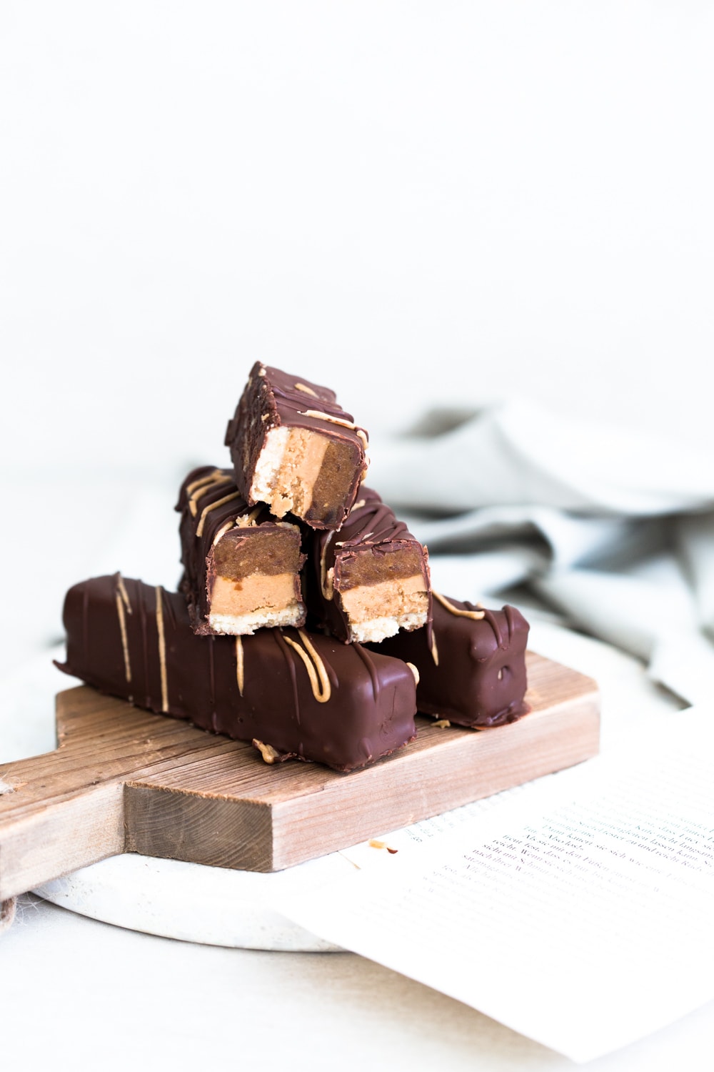 Delicious Vegan Twix Bar with date caramel and a generous layer of Biscoff Spread in the middle. Gluten Free and (almost) Refined Sugar Free. #vegan #biscoff #twix #raw #healthy #chocolate #caramel #twixbar #dairyfree #nobake #simple #chocolatebar #candybar #vegantwix 